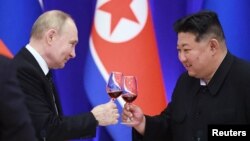 Presiden Rusia Vladimir Putin dan pemimpin Korea Utara Kim Jong Un menghadiri resepsi kenegaraan di Pyongyang, Korea Utara, 19 Juni 2024.