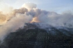 An aerial view through a window of a helicopter shows smoke from forest fires in northern Ukraine, April 28, 2015. Emergency services were battling to prevent Ukraine's largest forest fire since 1992 from spreading towards Chernobyl