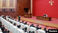 지난 4월 평양에서 김정은 국무위원장이 '노동당 중앙위원회 제7기 제4차 전원회의'를 주재하고 있다.