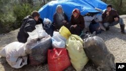 Syrians wait to enter Turkey at the Bab al-Salam border gate, Syria, Feb. 5, 2016. (Depo Photos via AP) 