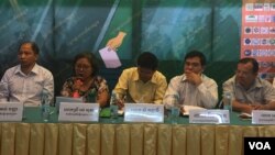  ក្រុមអ្នកសង្កេតការណ៍បោះឆ្នោត​នាថ្ងៃទី​ ២៤​ ខែ​ មិថុនា​ ឆ្នាំ​ ២០១៧​ បាន​វាយតម្លៃ​ចុងក្រោយ​ថា​ ការបោះឆ្នោត​ជ្រើស​រើស​ក្រុម​ប្រឹក្សា​ឃុំ​សង្កាត់​ នៅមិន​ទាន់​សេរី​ និត​យុត្តិធម៌​ពេញ​លេញ។ (ហ៊ុល​ រស្មី/VOA)