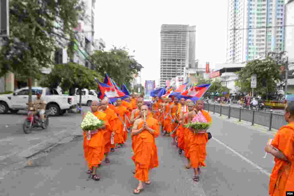 ព្រះសង្ឃនិងអ្នកកាន់ព្រះពុទ្ធសាសនា ១០០០នាក់ដង្ហែក្បួនតាមបែបព្រះពុទ្ធសាសនាក្នុងពិធីវិសាខបូជានៅថ្ងៃទី២០ឧសភាឆ្នាំ២០១៦។ វិសាខបូជាជាពិធីបែបព្រះពុទ្ធសាសនាដ៏សំខាន់ប្រចាំឆ្នាំដើម្បីរំឮកថ្ងៃដែលព្រះពុទ្ធប្រសូត្រ ត្រាស់ដឹង និងចូលបរិនិព្វាន។&nbsp;(​ឡេង ឡែន/VOA)