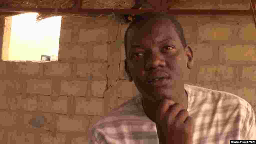 Moustapha Aboubacar, ex-combattant de Boko Haram, affirme ne pas savoir s'il a tué ou non durant ces années dans l'organisation. Le déni est courant chez les djihadistes repentis, Diffa, Niger, le 17 avril 2017 (VOA/Nicolas Pinault)