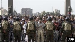 Jutarnja molitva egipatskih demonstranata na trgu Tahrir