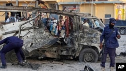 Des éléments des forces de sécurité déployés sur le lieu d’un attentat à la bombe à Mogadiscio, Somalie, 28 septembre 2017.