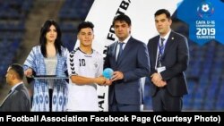 آقای حسینی هنگام دریافت مقام گول زن برتر