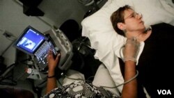 Heather Tuck, seorang pasien MS, sedang mendapat menjalani tes ultrasound di RS Georgetown University, Washington (foto: dok).