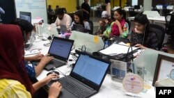 រូបឯកសារ៖ មនុស្សម្នា​នាំ​គ្នា​ប្រើប្រាស់​កុំព្យូទ័រ​ដើម្បី​ស្វែងរក​ព័ត៌មាន​លើ​អ៊ីនធឺណិត​នៅ​ប៉ាគីស្ថាន ថ្ងៃទី២៤ ខែឧសភា ឆ្នាំ២០១៩។ 