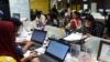 Sejumlah karyawan di National Incubation Center, pusat pengembangan start-up di Lahore, Pakistan sedang bekerja menggunakan internet, 24 Mei 2019. Pemerintah Pakistan pada 4 Februari 2023 memblokir situs ensiklopedia gratis Wikipedia karena dianggap memuat konten menghujat.