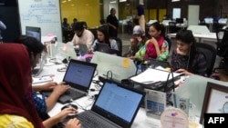 Sejumlah karyawan di National Incubation Center, pusat pengembangan start-up di Lahore, Pakistan sedang bekerja menggunakan internet, 24 Mei 2019. Pemerintah Pakistan pada 4 Februari 2023 memblokir situs ensiklopedia gratis Wikipedia karena dianggap memuat konten menghujat.