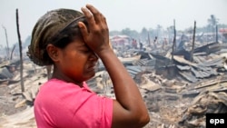 ស្រ្តី​រ៉ូហ៊ីងយ៉ា​ម្នាក់​កំពុងយំ​ក្រោយ​ពេល​មាន​អគ្គិភ័យ​កើត​ឡើង​នៅ​ឯជំរំ Baw Du Ba Muslim ដែល​ជា​ទីជម្រក​សម្រាប់ជន​រ៉ូហ៊ីងយ៉ា​គ្មាន​ទីជម្រក​ នៅ​ជិត​ទីក្រុង​ Sittwe រដ្ឋ Rakhine នៅ​ភាគ​ខាង​លិច​ប្រទេស​មីយ៉ាន់ម៉ា​ កាល​ពី​ថ្ងៃទី​៣ ខែ​ឧសភា ឆ្នាំ២០១៦។