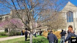Petugas memperketat pengamanan di sekitar Covenant School, Covenant Presbyterian Church, Nashville, Tennessee, Senin, 27 Maret 2023. (Kepolisian Metro Nashville via AP)