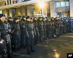 3月4总统大选投票后国家杜马前的内务部队