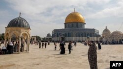 Warga Palestina memperingati kelahiran Nabi Muhammad (Maulid Nabi), di kompleks masjid al-Aqsa, situs tersuci ketiga umat Islam, di kota tua Yerusalem 29 Oktober 2020. (Foto: Ahmad Gharabli/ AFP)