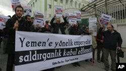 Turks hold a banner that reads "Imperialist aggression against Yemen cannot be accepted" as they protest against the Saudi Arabia-led coalition's military operation in Yemen, in Ankara, Turkey, March 29, 2015. 