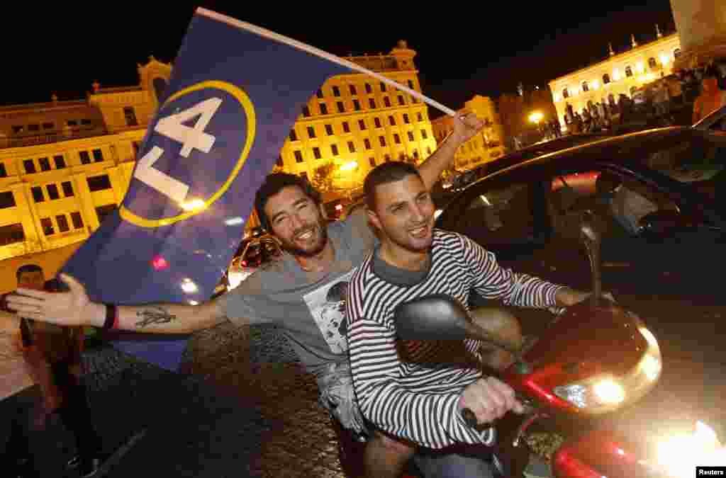 ოპოზიციური კოალიციის მხარდამჭერები ეგზიტ პოლების შედეგების გამოცხადებას მიესალმებიან, 1 ოქტომბერი, 2012