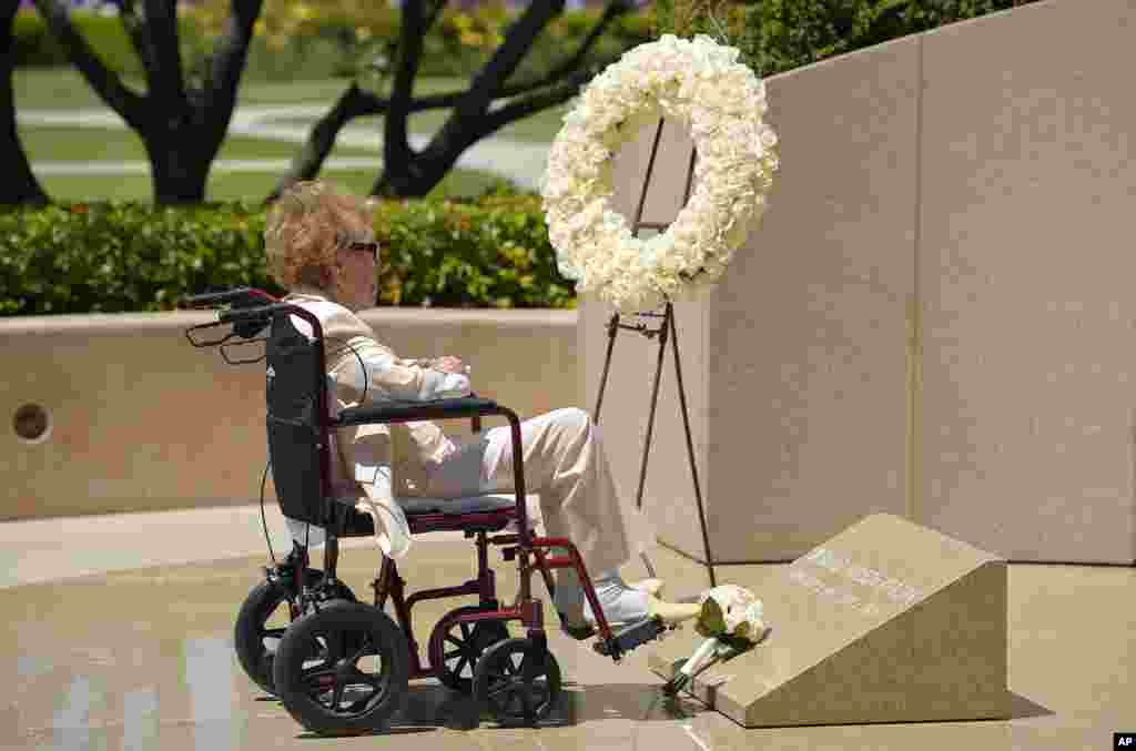 Former first lady Nancy Reagan visits the grave site of her husband, President Ronald Reagan, at the Ronald Reagan Presidential Library in Simi Valley, California, June 5, 2014.