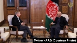Senator AS Lindsey Graham (kiri) saat bertemu Presiden Afghanistan Ashraf Ghani di Kabul (16/12). 