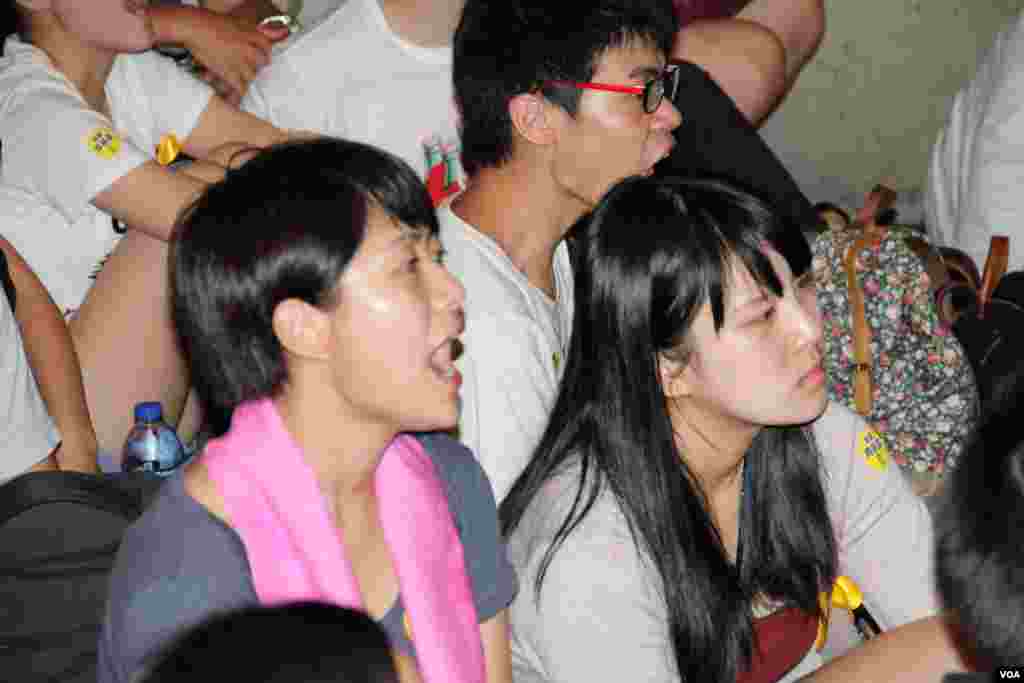 香港中学生首次自发罢课誓争真普选（美国之音海彦拍摄）