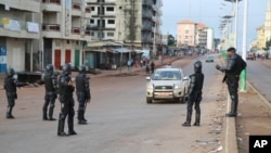 Des policiers perquisitionnent un véhicule à Conakry, Guinée, 11 octobre 2015.