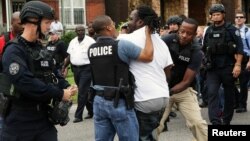 2015年8月19日，密苏里州圣路易斯发生枪击事件后，警察逮捕一名示威者。