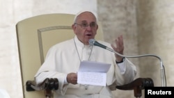 Paus Fransiskus berbicara saat memimpin pertemuan mingguan di lapangan Santo Peter di Vatikan (14/10).