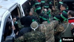 2025년 1월 19일 가자지구에서 하마스에 붙잡혔던 인질 98명 중 3명의 여성이 석방되어 적십자 직원에 인계되고 있다.