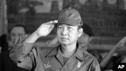 រូប​ឯកសារ៖ លោក​សេនាប្រមុខ លន់ ណុល ឆ្នាំ​១៩៧៥។ ក្នុង​រូបថត​ថ្ងៃ​ទី​២៩ ខែ​​មីនា ឆ្នាំ​១៩៧៥ ​នេះ លោក​ប្រធានាធិបតី​ លន់ ណុល បាន​សម្រេច​ចាក​ចេញ​ពី​ប្រទេស​កម្ពុជា​​ដើម្បី​បង្កើន​ឱកាស​នៃ​ការ​ទទួល​បា​ន​ជំនួយ​ពី​​សហរដ្ឋ​អាមេរិក​សម្រាប់​កម្ពុជា។ 