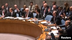 Dubes Australia untuk PBB Gary Quinlan (tiga dari kiri) dan para anggota Dewan Keamanan PBB saat bersidang terkait resolusi terkait senjata kimia Suriah di New York (27/9).