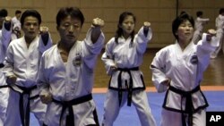 지난해 1월 북한의 태권도 선수들이 전국대회에 출전해 서로 겨루고 있다.