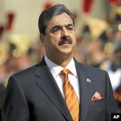 Pakistan's Prime Minister Yusuf Raza Gilani reviews the troops during a ceremony at the Invalides in Paris May 3, 2011