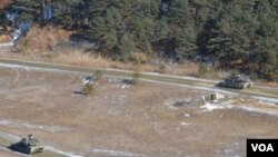 Tanks of Dragon Company, 1st Battalion, 72nd Armor Regiment, rolling on the Rodriguez Live Fire Complex near Pocheon, South Korea. (Photo: VOA / Steve Herman)