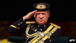 Raja Malaysia Sultan Ibrahim Iskandar memberi hormat kepada pengawal kehormatan saat upacara penyambutan di Istana Nasional di Kuala Lumpur, pada 31 Januari 2024. (Foto: AFP)