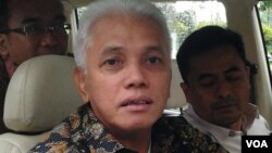 Menko Perekonomian Hatta Rajasa saat melakukan uji coba mengendarai mobil berbahan bakar listrik 'Evina' (foto: VOA/Iris Gera).