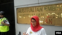 Nanda Olivia Daniel salah seorang korban bom kuningan, berfoto di depan kantor Kedubes Australia, Jakarta, 9 September 2014. (Foto: VOA/Andylala)