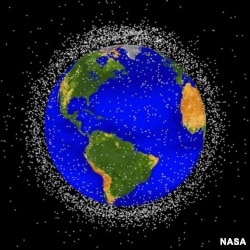 Image of Earth surrounded by orbiting objects that are currently being tracked. Approximately 95% of these objects are space debris. (NASA)
