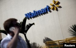 រូបឯកសារ៖ បុរសម្នាក់​ដើរ​និយាយ​ទូរស័ព្ទ​នៅ​មុខ​ Walmart នៅ​ប្រទេស​ប្រេស៊ីល កាលពី​ថ្ងៃទី១៦ ខែ​កុម្ភៈ ឆ្នាំ២០១៦។