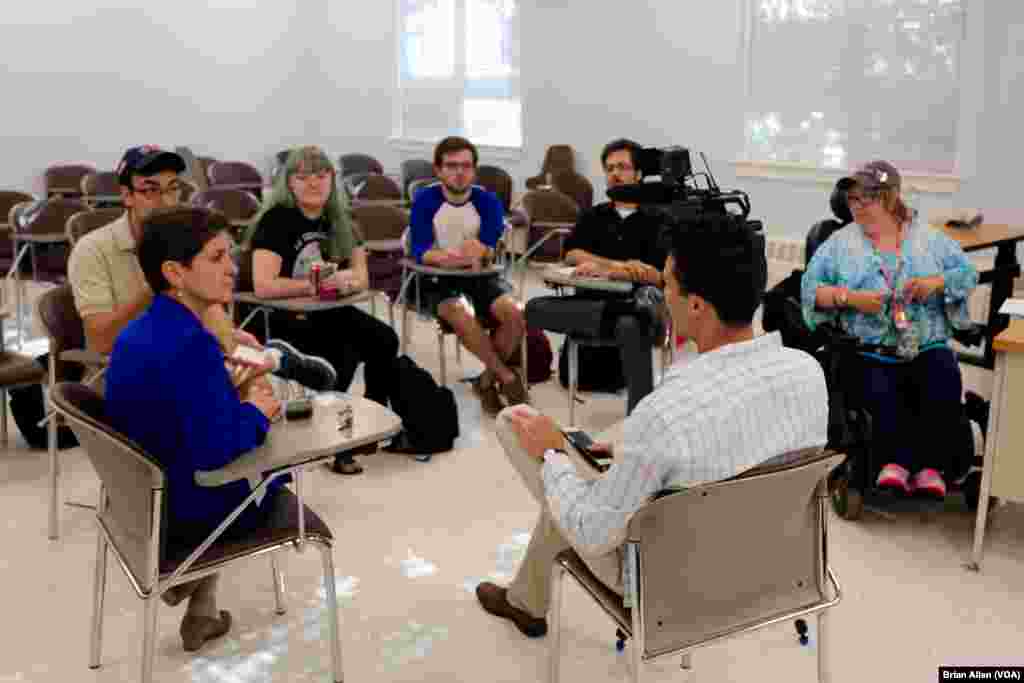 Hofstra University students in Dr. Rosanna Perotti&#39;s class discuss the upcoming presidential debate and election. &quot;When you are being taught that, throughout the year, that it&#39;s hard to make change and that the system is made for that reason, I think it&#39;s daunting,&quot; says Emily Hart. (B. Allen/VOA)