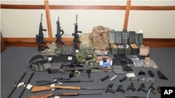 Cette image fournie par le tribunal de district américain du Maryland montre un arsenal d’armes à feu saisies chez Christopher Paul Hasson. (US District Court via AP)
