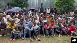 Namoota naannoo Amhaaraa keessaa buqahanii mana barumsaa dahannaa yeroo ta'e keessa jiran (suuraa faayilii)