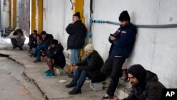 Migranti na području Bihaća (AP Photo/Darko Bandic)