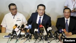 Malaysia's transport minister Liow Tiong Lai(C) speaks at a news conference about debris found on a beach in Mozambique that may be from missing Malaysia Airlines flight MH370, in Kuala Lumpur, Malaysia, March 3, 2016.
