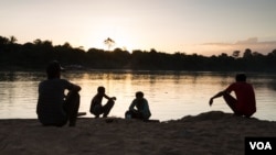 រូបឯកសារ៖ ប្រជាពលរដ្ឋ​រង់​ចាំ​ជិះ​ទូក​ចំលង​ឆ្លង​កាត់​ទន្លេ​សេសាន​ នៅ​ក្នុង​ភូមិ​តាណង ឃុំ​តាឡៅ​ ស្រុក​អណ្តូង​មាស​ ខេត្ត​រតនគិរី កាល​ពី​ថ្ងៃ​ទី​១​ ខែ​ធ្នូ​ ឆ្នាំ​២០១៥។ (នៅ​ វណ្ណារិន/VOA) 