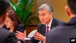 2018년 6월 싱가포르에서 북한 측 대표단과 협상 중인 성 김 국무부 동아시아태평양 담당 차관보 대행. (자료사진) 