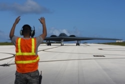 미국 괌 공군기지에서 B-2 스텔스 전략폭격기가 활주로 위를 이동하고 있다.