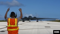 美军一架B-2战略轰炸机飞抵关岛美军基地（美国国防部 2018年1月8日）