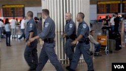 Polisi Israel siaga di bandara internasional Ben Gurion, dekat Tel Aviv, Rabu (6/7) - yang diperkirakan akan menjadi tempat pendaratan ratusan aktivis pro-Palestina.