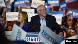Bakal calon presiden dari Partai Demokrat, Bernie Sanders dan istrinya, Jane mendapat sambutan meriah dari pendukungnya
