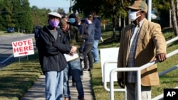 Rano glasanje u Severnoj Karolini, 15. oktobar 2020. (Foto: AP/Gerry Broome)