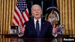 აშშ-ის პრეზიდენტი ჯო ბაიდენი ერისადმი მიმართვისას. თეთრი სახლის ოვალური კაბინეტი, ვაშინგტონი. 2023 წლის 19 ოქტომბერი.